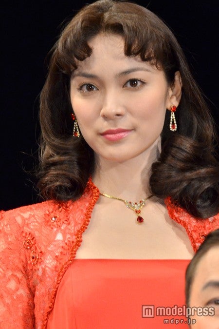 秋元才加の舞台裏に監督がツッコミ