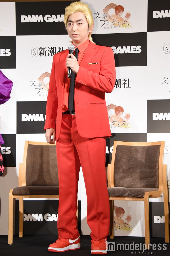 カズレーザーのコスプレ姿の羽田圭介氏 (C)モデルプレス