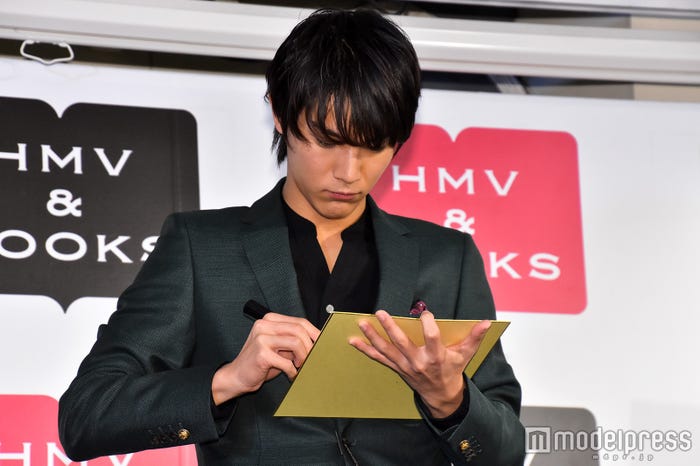抱負を書き込む中川大志 (C)モデルプレス