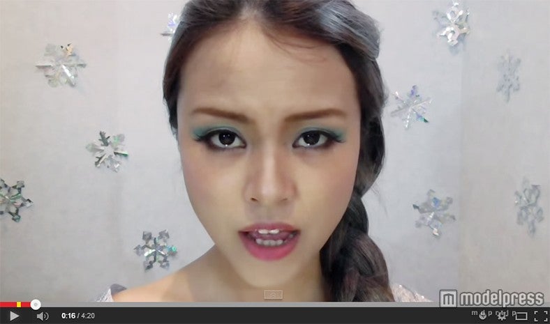 「アナと雪の女王」のエルサに扮したMiracle Vell Magic／YouTubeより