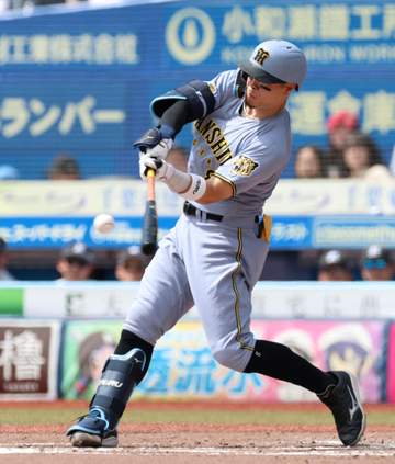 「これ簡単に見えるけどむずいのよね」阪神・佐藤輝が見せたビッグプレーにファン騒然 慣れない右翼でで身体能力示す 才木もグラブ叩いて称賛