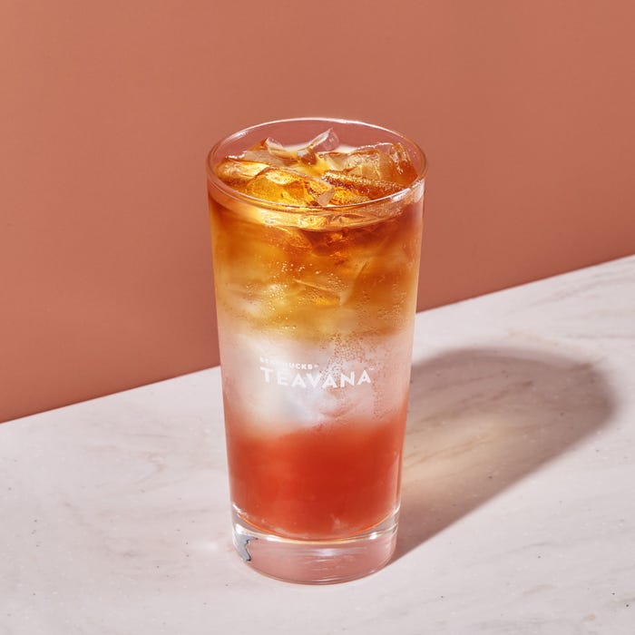 ルビー グレープフルーツ ティー スパークリング¥628(持ち帰りの場合) / ¥640(店内利用の場合)※ルビー グレープフルーツ果汁5%未満/提供画像