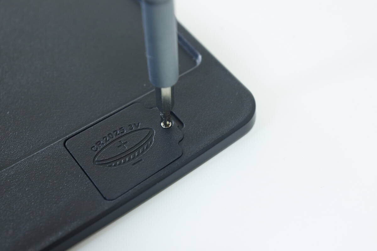 ダイソー 電子メモパット(10.5インチ) ダイソーの電子メモパット(10.5インチ)の電池カバー