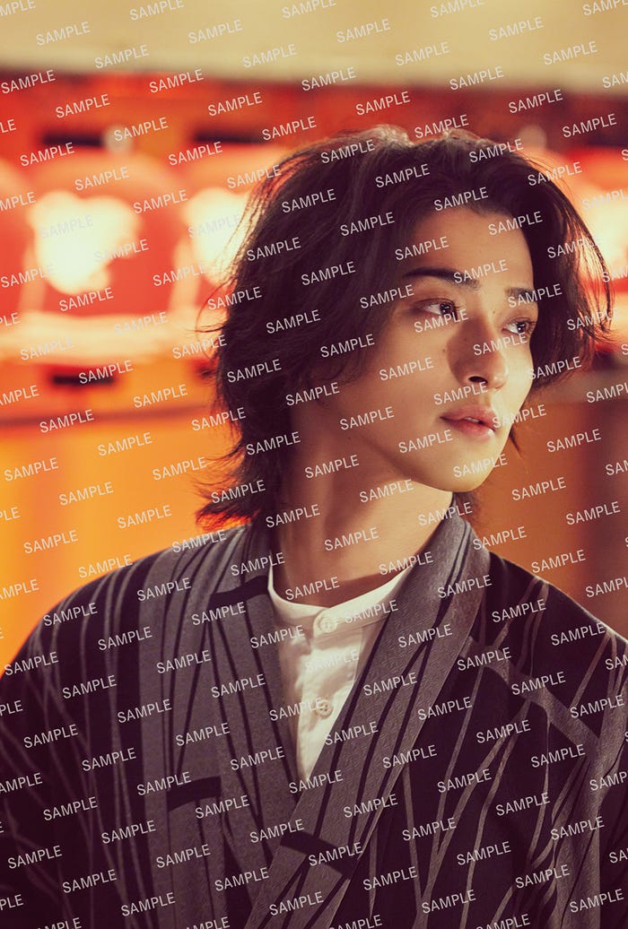 セブンネット限定版(「国宝」で歌舞伎シーンの舞台となったステージでも撮影)横浜流星「横浜流星2026年カレンダー」(C)KADOKAWA