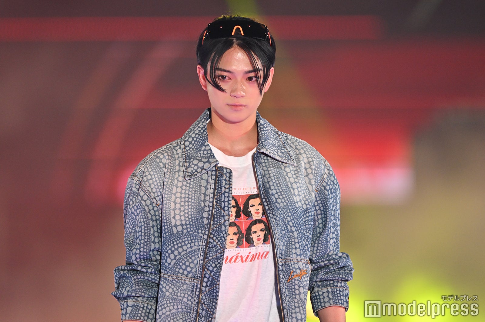 「新空港占拠」抜擢で話題の岩瀬洋志、圧倒的ビジュアルで魅せるサングラス×デニムコーデ【GirlsAward 2024 S／S】