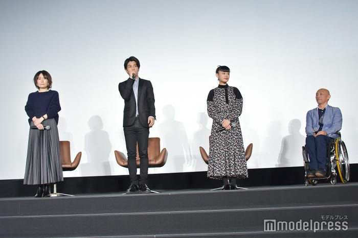 有賀リエ氏、岩田剛典、杉咲花、阿部一雄氏 (C)モデルプレス