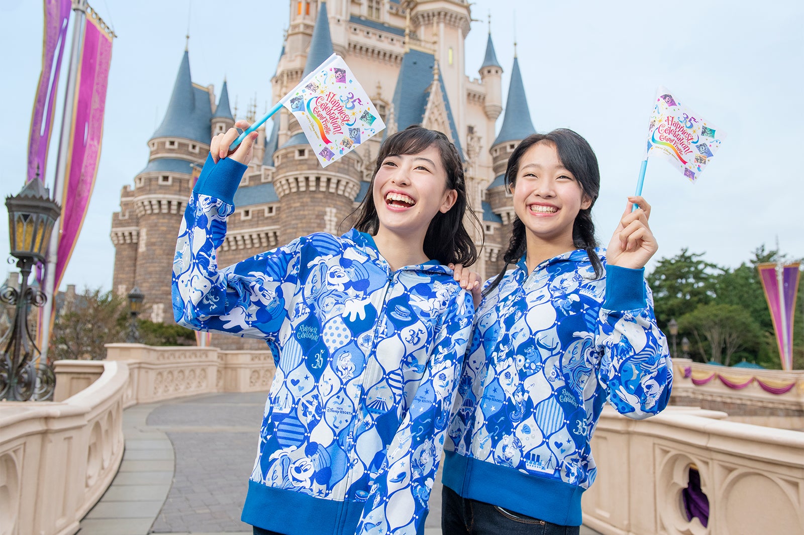 東京ディズニーリゾート35th“Happiest Celebration！”グランドフィナーレのグッズ※着用イメージ （C）Disney