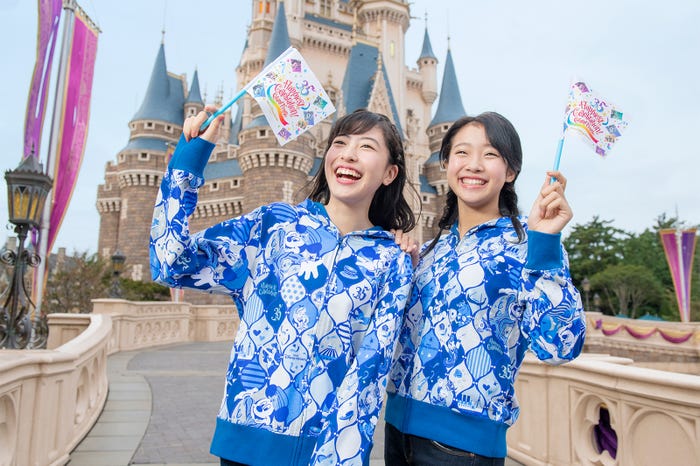 東京ディズニーリゾート35th“Happiest Celebration!”グランドフィナーレのグッズ※着用イメージ (C)Disney
