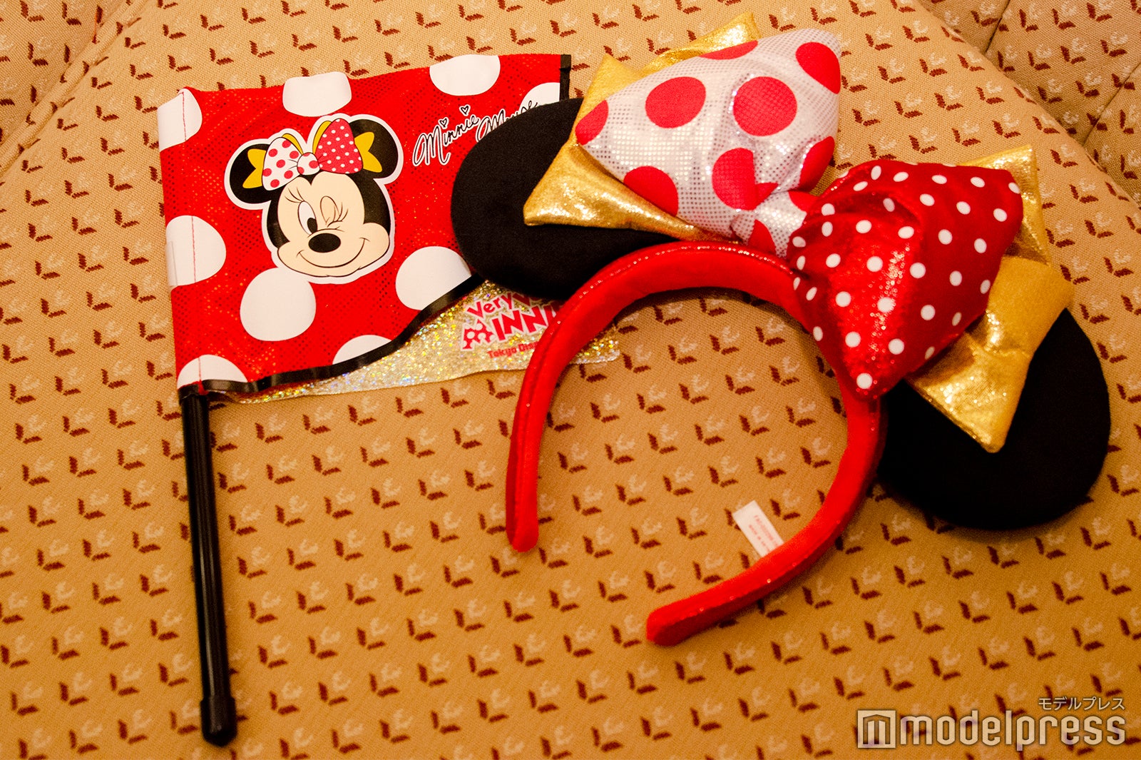 フラッグ（600円）、カチューシャ （1800円）（C）モデルプレス（C）Disney