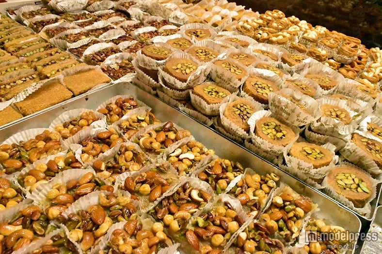 ナッツたっぷりのローカルスイーツ、1つ1～2リラ程度（約40円～80円）／鳥の巣のようなカダイフ（写真右上）