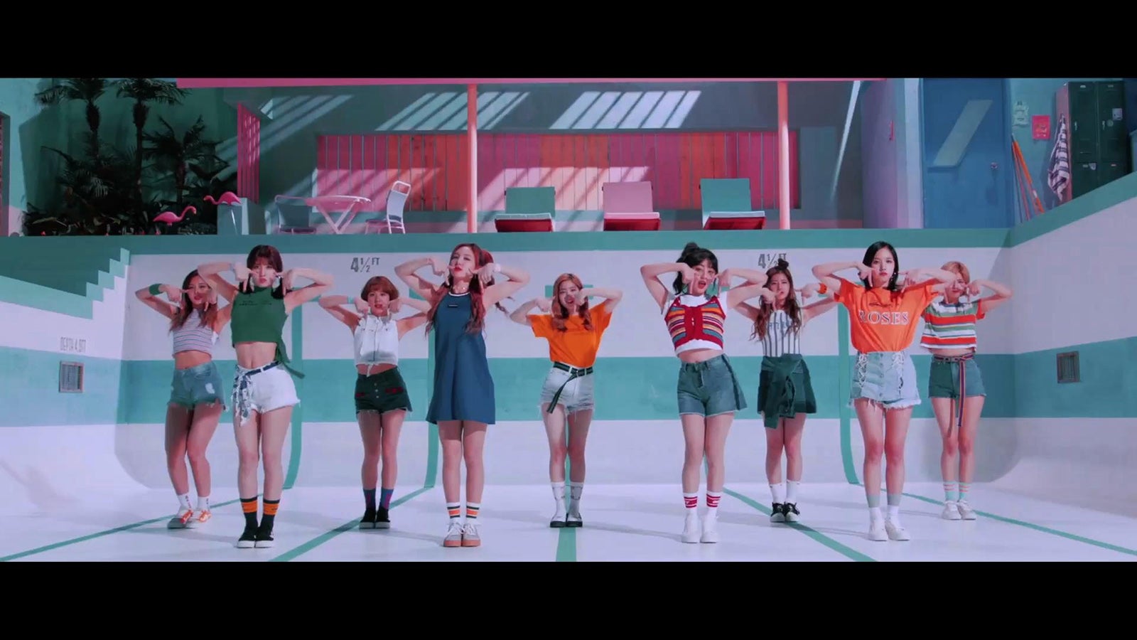 TWICE「TT -Japanese ver.-」ミュージックビデオより／画像提供：ワーナーミュージック・ジャパン
