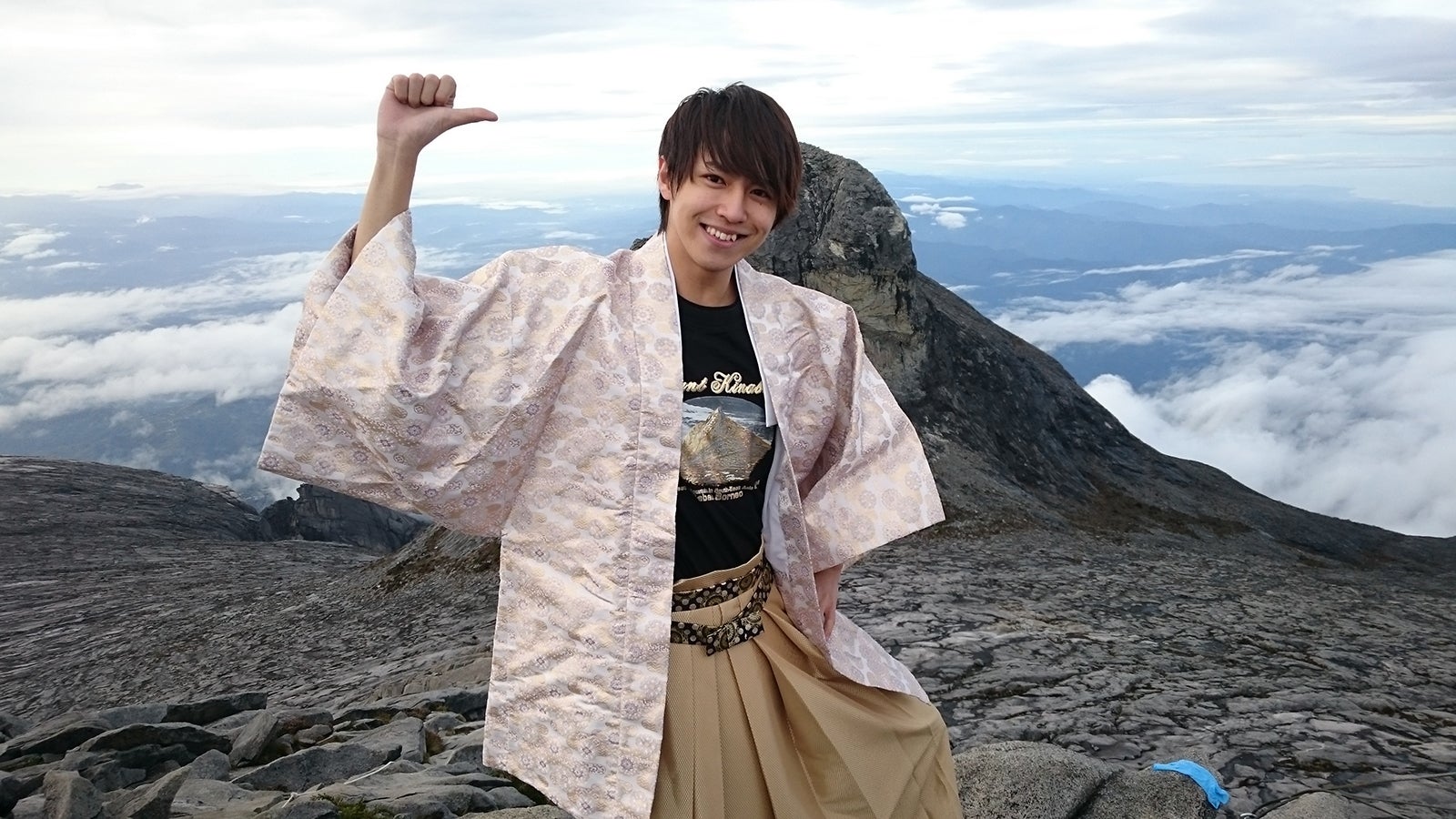 キナバル山の山頂で「タカシやで！」（画像提供：SDR）