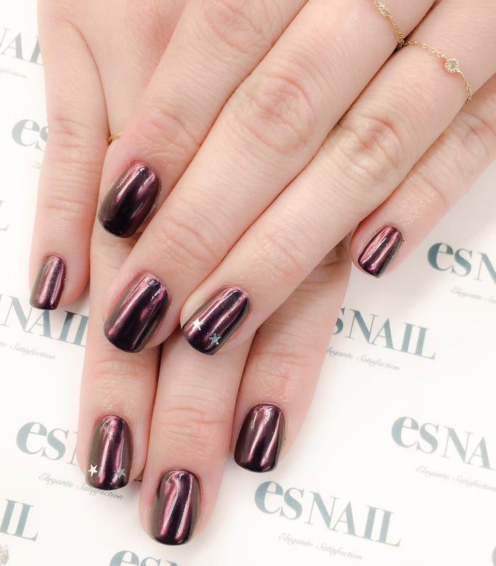 黒とも茶とも違うダークなボルドーは女度をアップさせてくれる(画像提供:esNAIL)