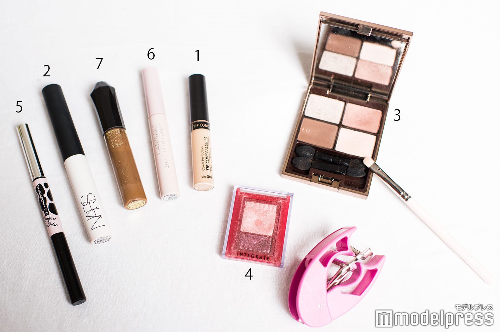 黒木ひかりのメイクポーチ：アイメイク （C）モデルプレス