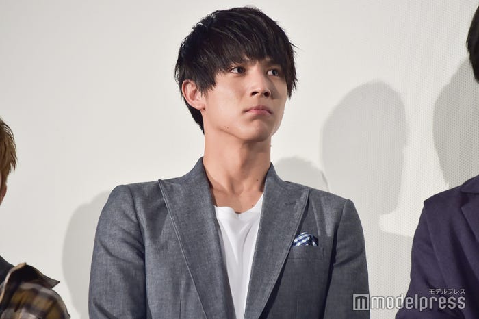 監督からのメッセージを聞き涙ぐむ中川大志(C)モデルプレス