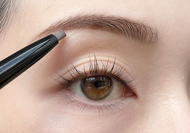 老け見えポイント①眉頭の濃さで一気に老け見え！