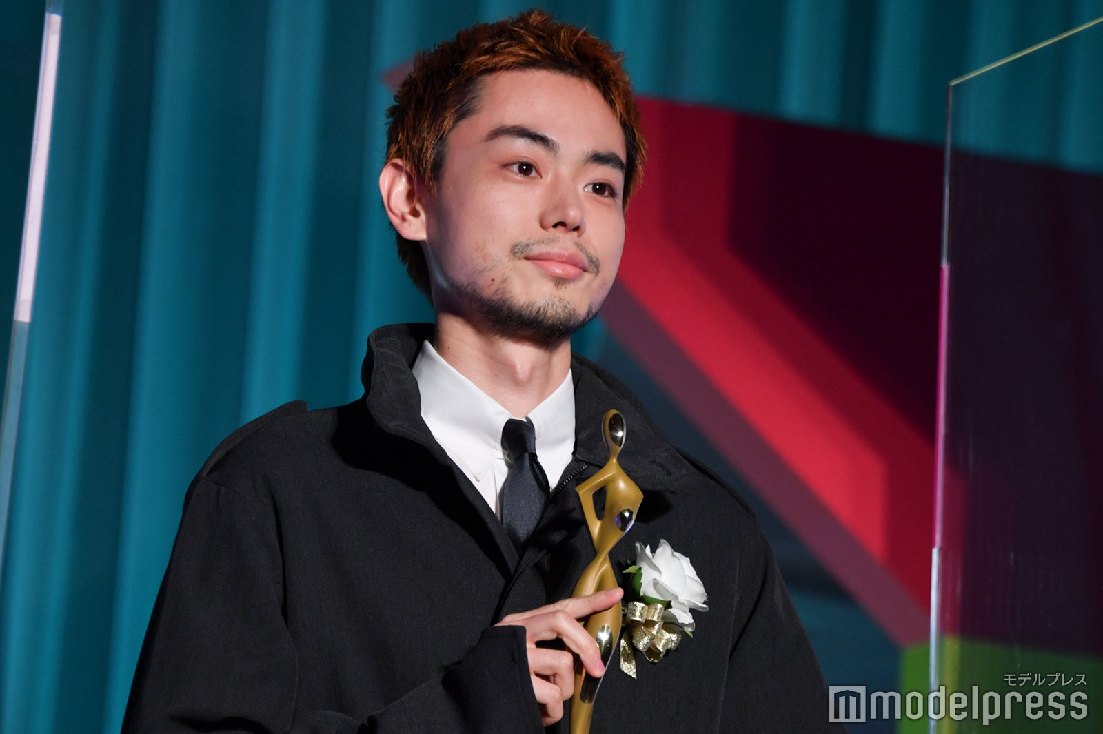別注風　ピンク　赤　モード　菅田将暉 菅田将暉、Vaundy監督による“惑う糸”MV公開。音楽アーティスト