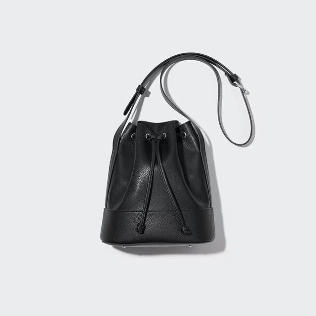 レザータッチドローストリングバッグ　ブラック