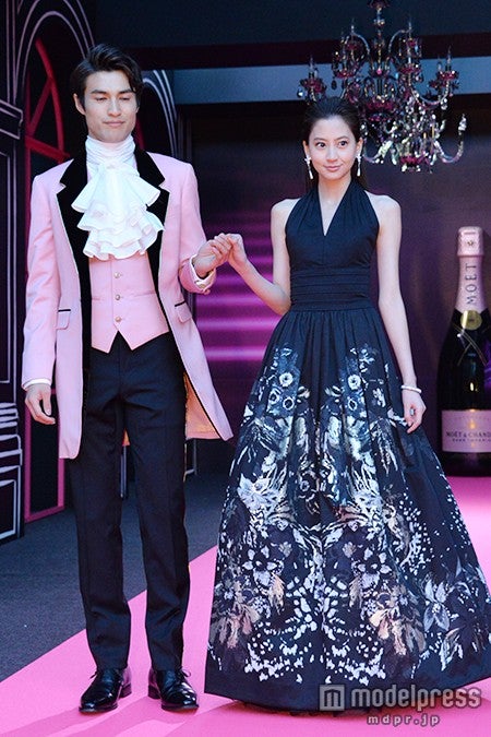 エスコートされながら登場した河北麻友子（右）