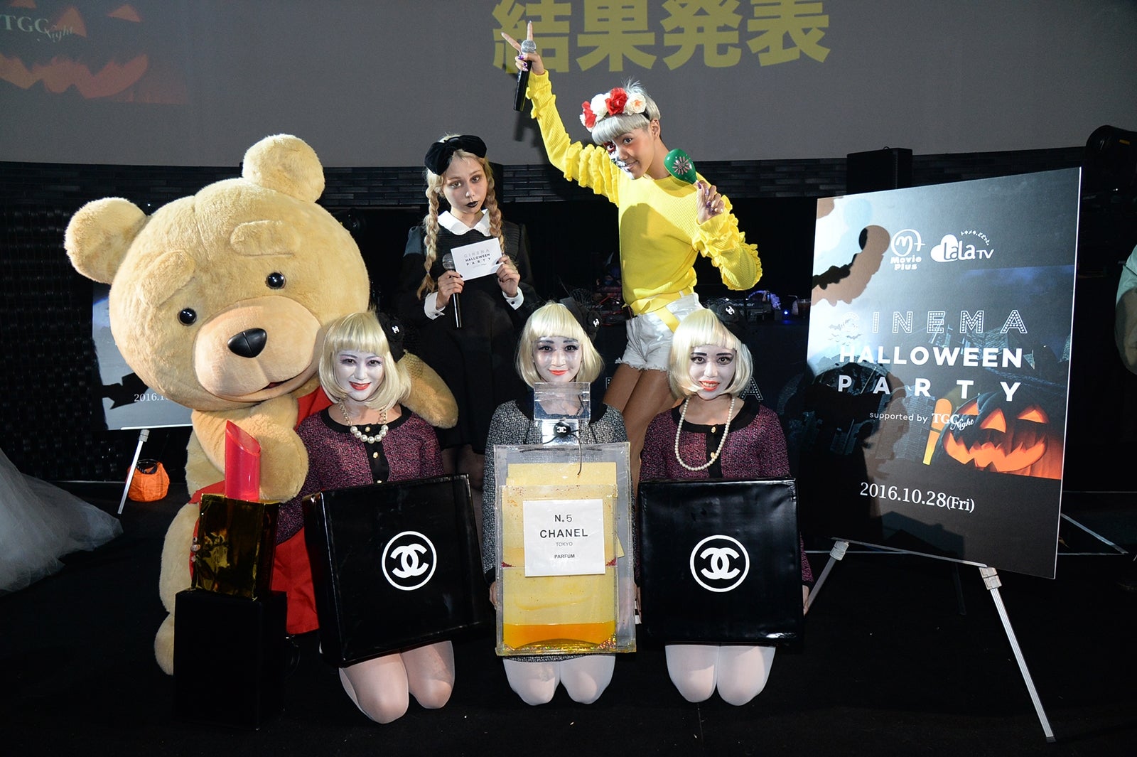 グランプリに輝いた3人と記念撮影