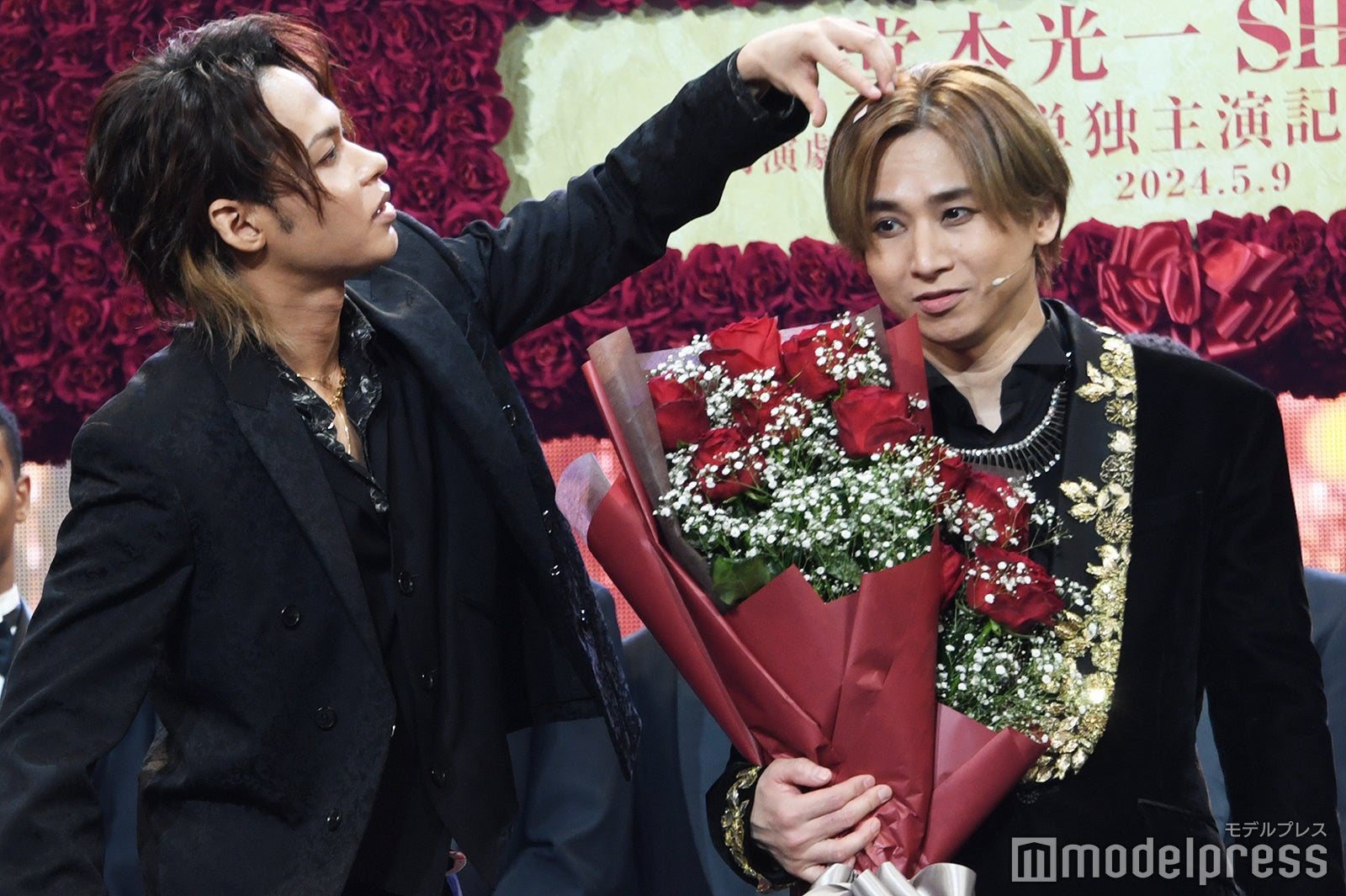 （右）堂本光一の髪についたくす玉の紙吹雪をスマートに取る（左）上田竜也（C）モデルプレス