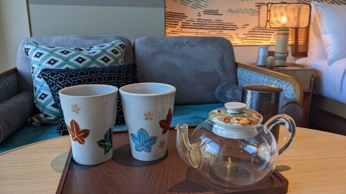 バルコニーにはソファも配されているので、犬山焼の茶器でお茶をしながらくつろぐのもおすすめ（ホテルインディゴ犬山有楽苑）