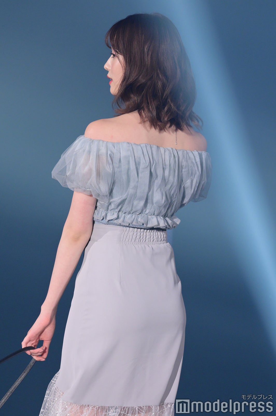 高橋ひかる、美デコルテ輝く春らしさ満点コーデ【TGC 2024 S／S