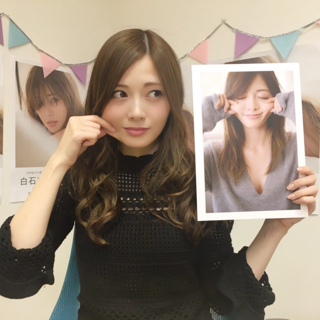 視聴者投票で決まった推しカットと白石麻衣／配信の様子（提供写真）