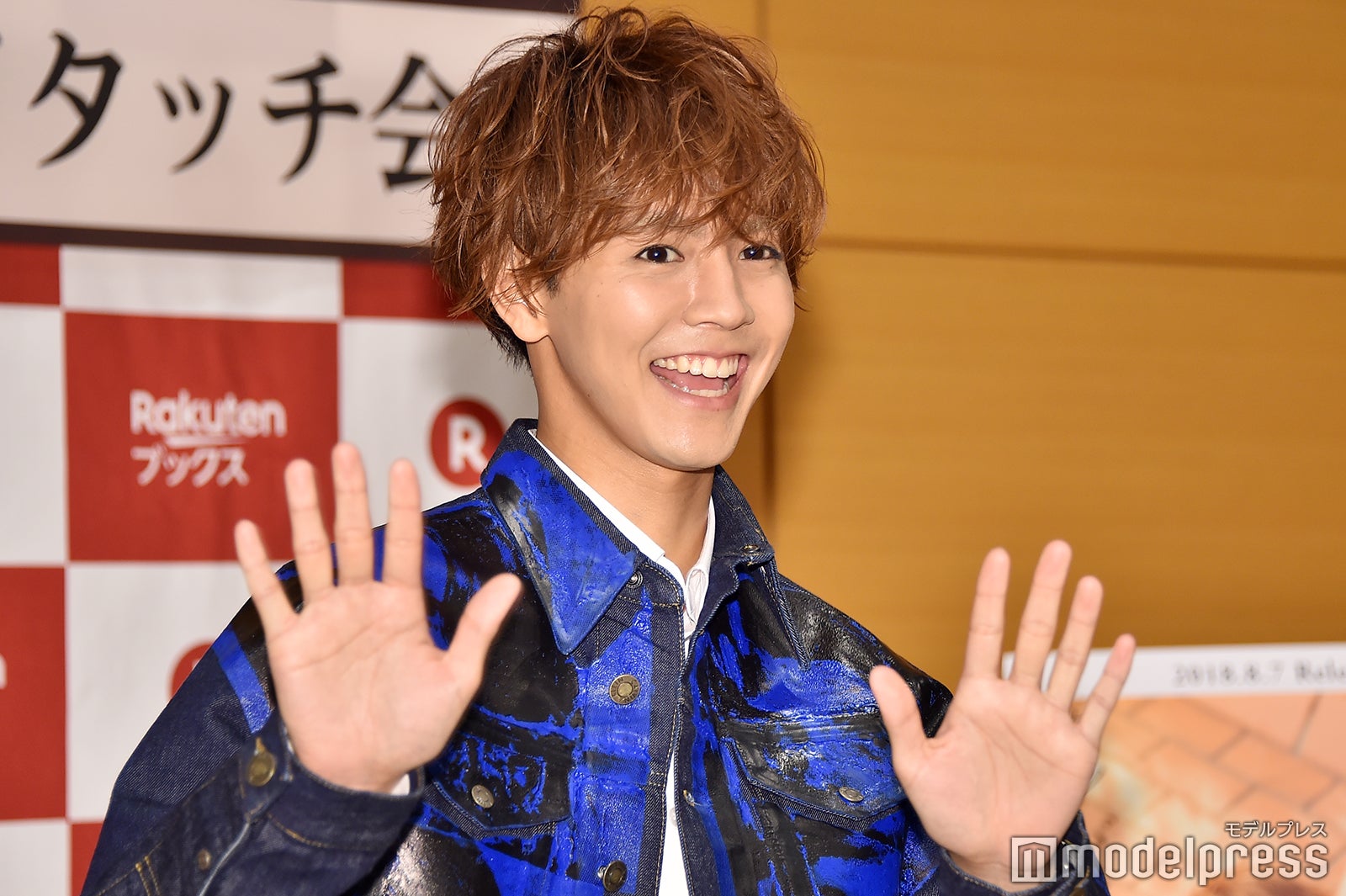 ハイタッチ会直前、報道陣に向けこのポーズ。サービス精神旺盛な片寄涼太（C）モデルプレス