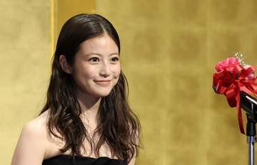 今田美桜 凄い黒チューブドレスの所作が美しいと驚き 綺麗に腕のばし授賞式 賞品重くて「おおっと！」笑顔も