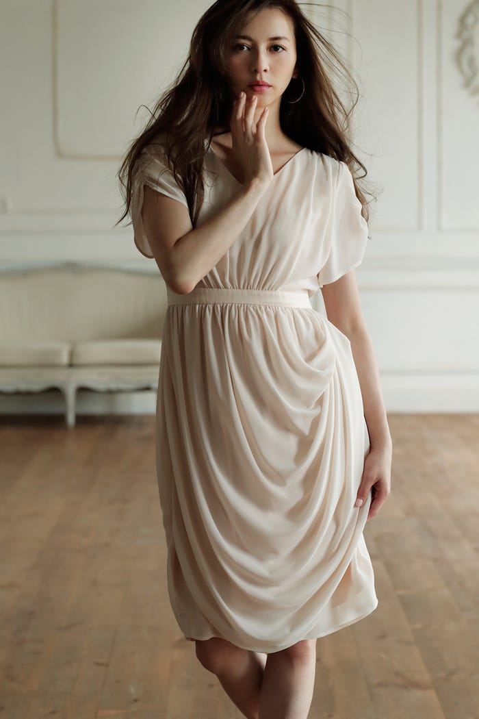 アシンメトリーシフォンドレープドレス¥20,196(税込)/darial(C)TOPLOG