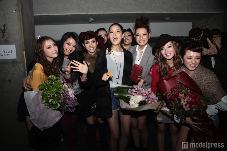 （左から）グランプリの田辺音羽さん、KATYモデルの水上桃華、小森未彩、谷川りさこ、中村瑠璃奈、準グランプリの高園あずささん、特別賞の村上紫保さん