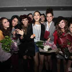 (左から)グランプリの田辺音羽さん、KATYモデルの水上桃華、小森未彩、谷川りさこ、中村瑠璃奈、準グランプリの高園あずささん、特別賞の村上紫保さん