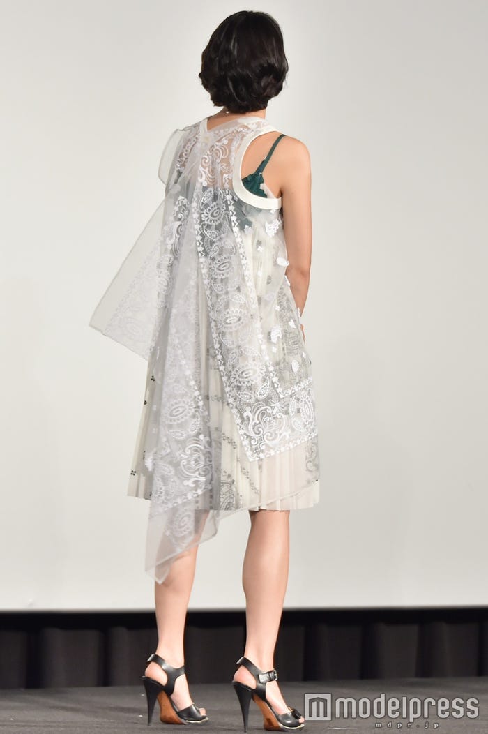 <ファッションチェック>バックスタイルもセクシー/宮崎あおい(C)モデルプレス