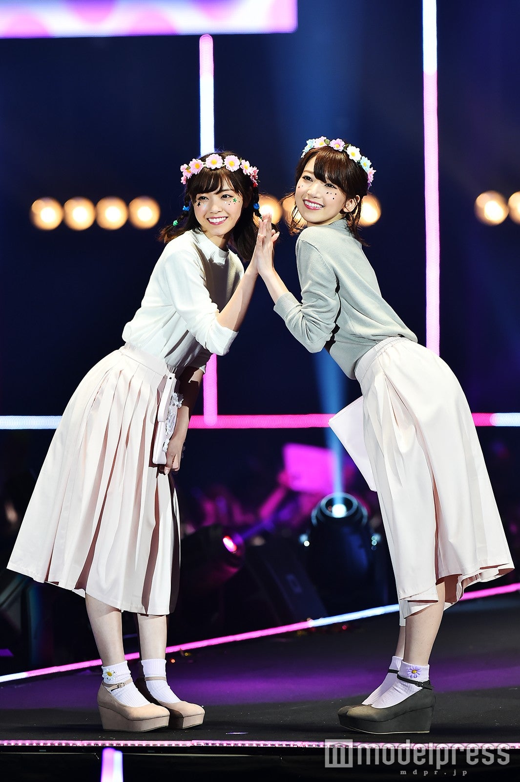 （左から）西野七瀬、橋本奈々未（C）モデルプレス