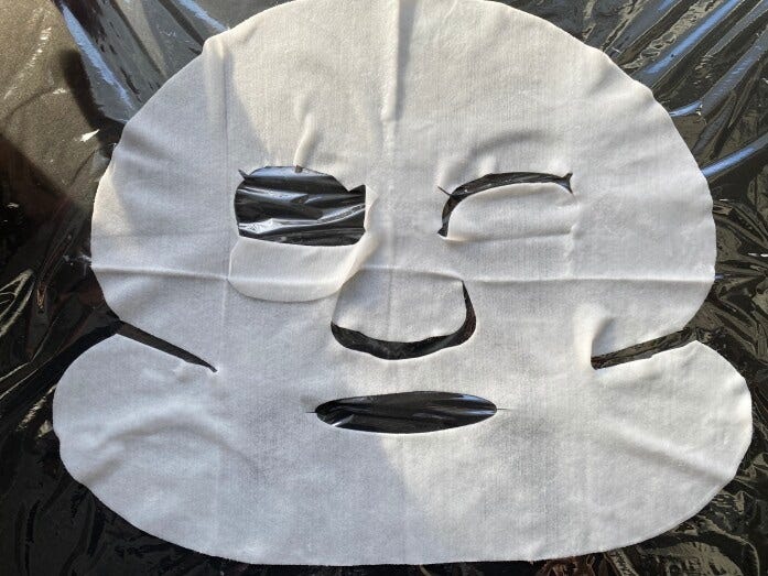 目元の開閉ができ、切り込みで顔全体にフィットしやすい形状のシートマスク