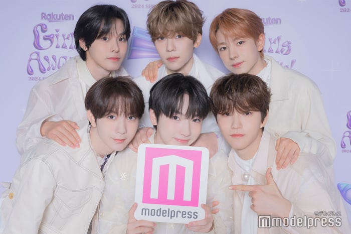 NCT WISH(上段左から)リク、シオン、ユウシ(下段左から)リョウ、サクヤ、ジェヒ(C)モデルプレス