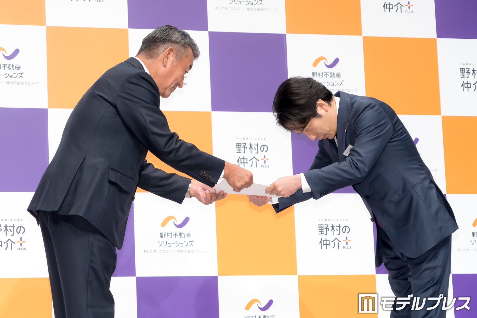 日比野社長、二宮和也（C）モデルプレス