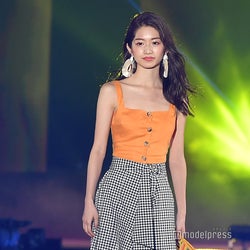 テラスハウス小室安未、笑顔で堂々ランウェイデビュー<GirlsAward 2018 S/S >