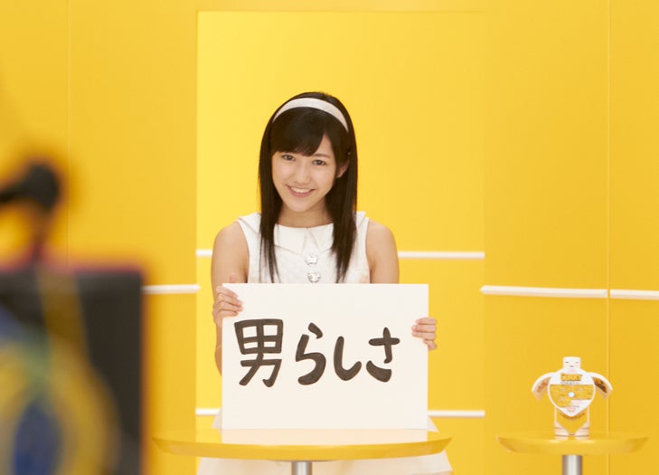 カップヌードルカレーロボタイマーを宣伝する渡辺麻友／新CM「渡辺麻友の宣伝篇」より（C）AKS