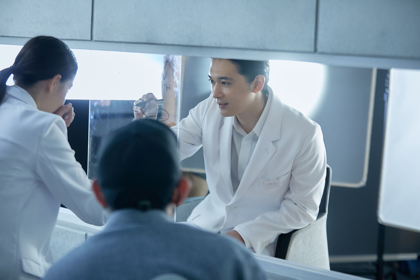 （左から）新木優子、吉沢亮