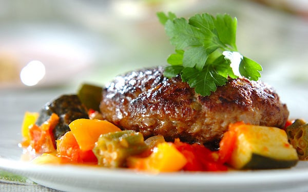 栄養満点で内側から元気になる！　野菜をたっぷり使ったハンバーグ