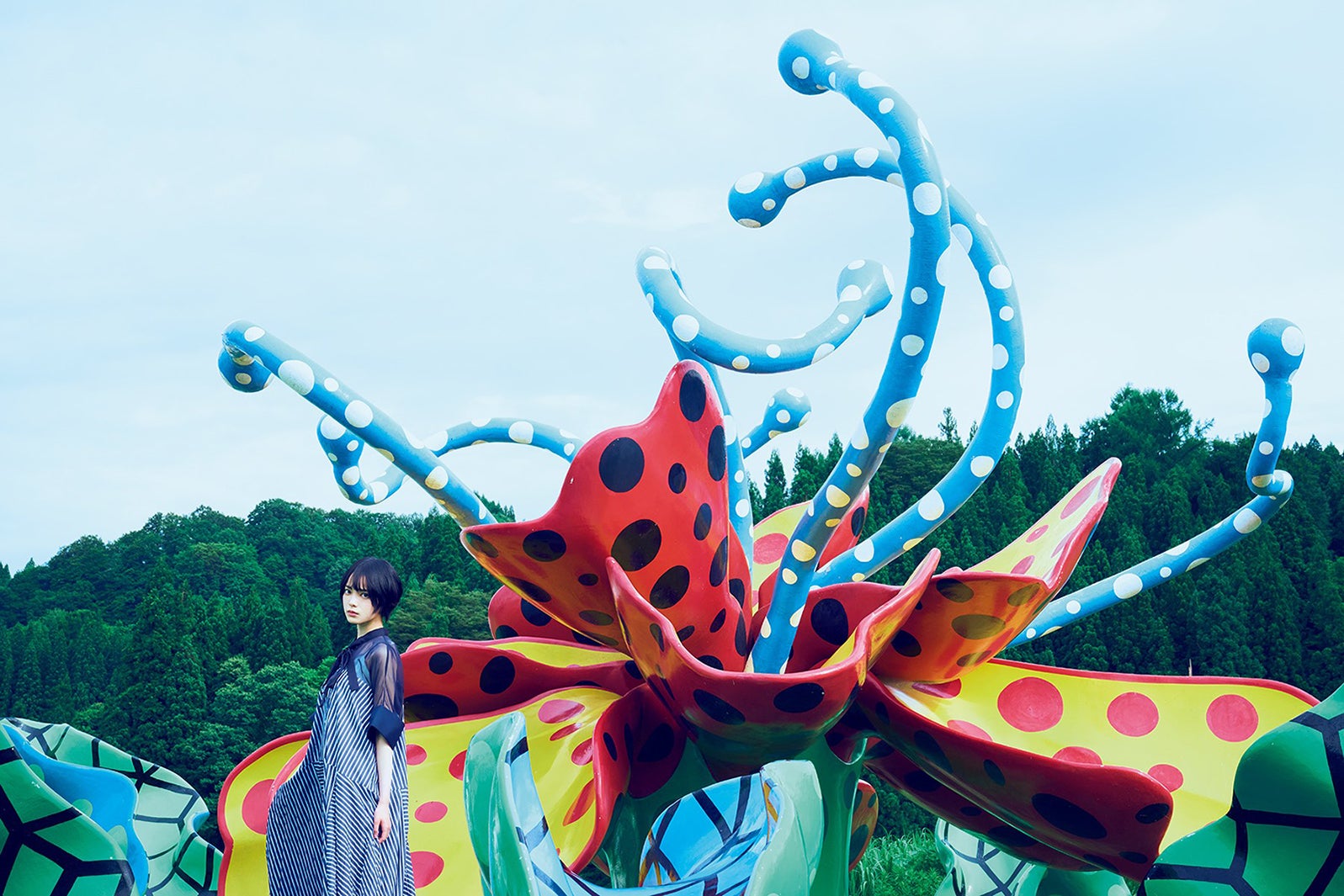 平手友梨奈「Casa BRUTUS」2021年9月号 photo／神藤 剛 （C）マガジンハウス

＿草間彌生＜花咲ける妻有＞