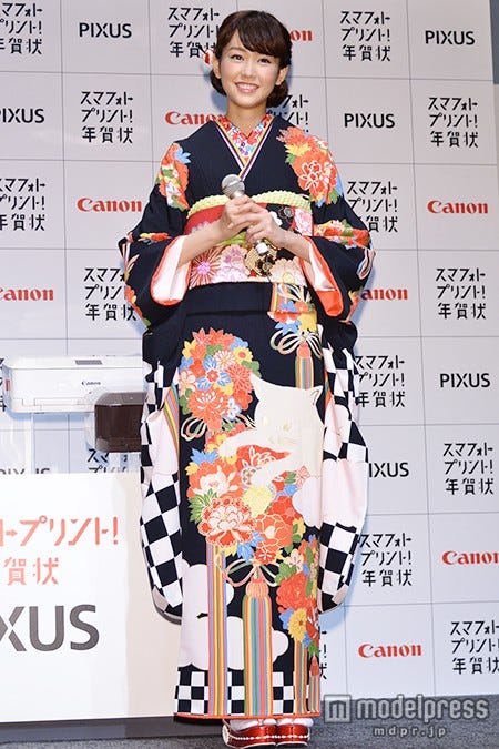 猫のデザインの入った着物を披露した、桐谷美玲