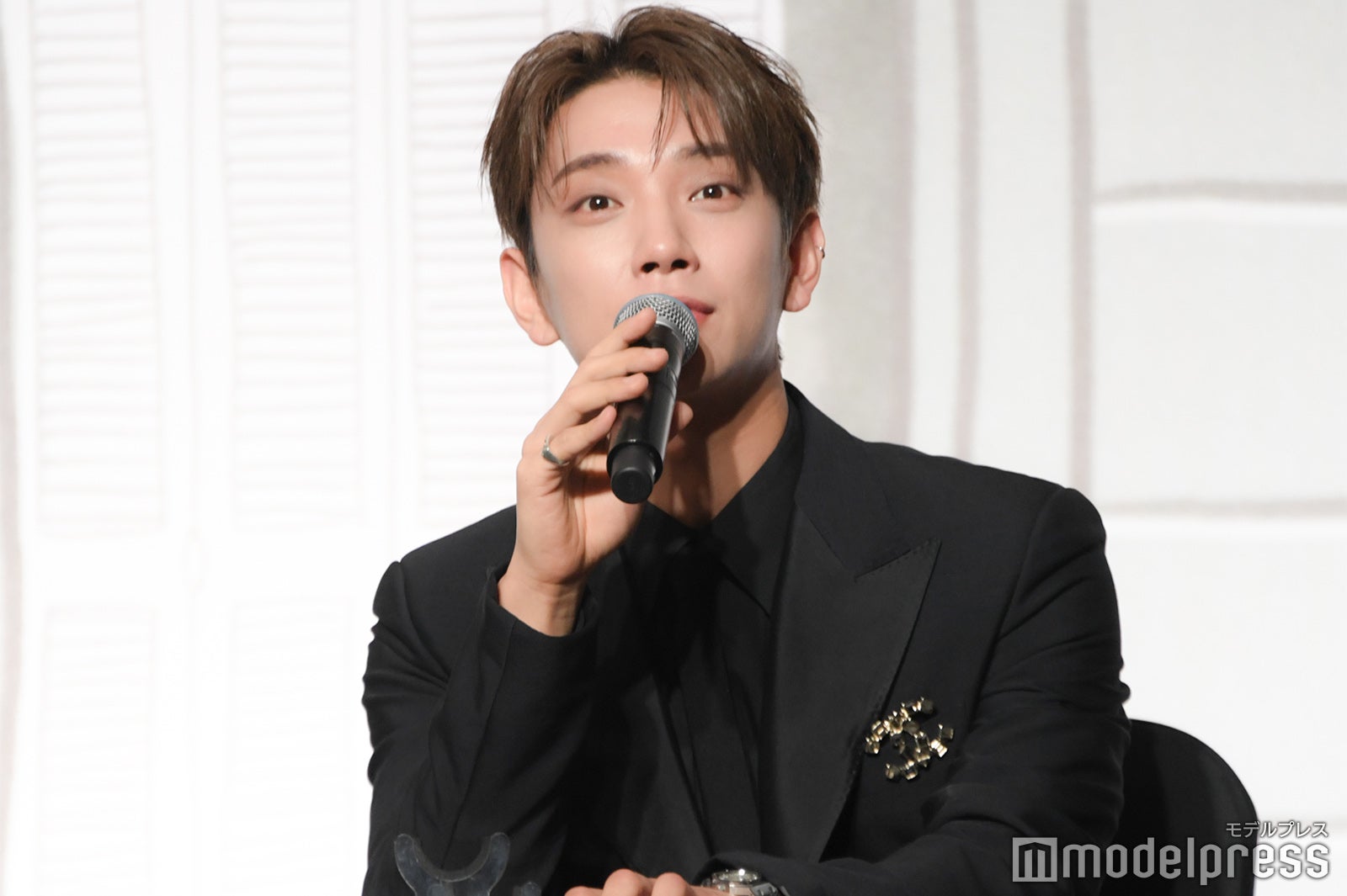 外国記者に英語でスマートに回答していたJOSHUA（ジョシュア）（C）モデルプレス