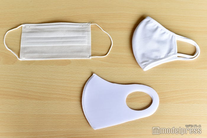 左上から時計回り:一般的な不織布マスク(ふつうサイズ)、ユニクロ「エアリズムマスク」Mサイズ、ウレタンマスク(C)モデルプレス
