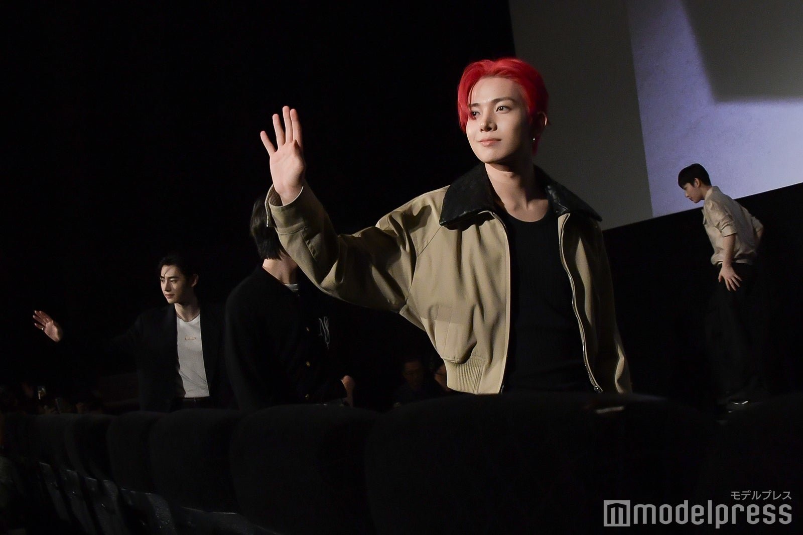 客席にファンサするHEESEUNG（ヒスン）（C）モデルプレス