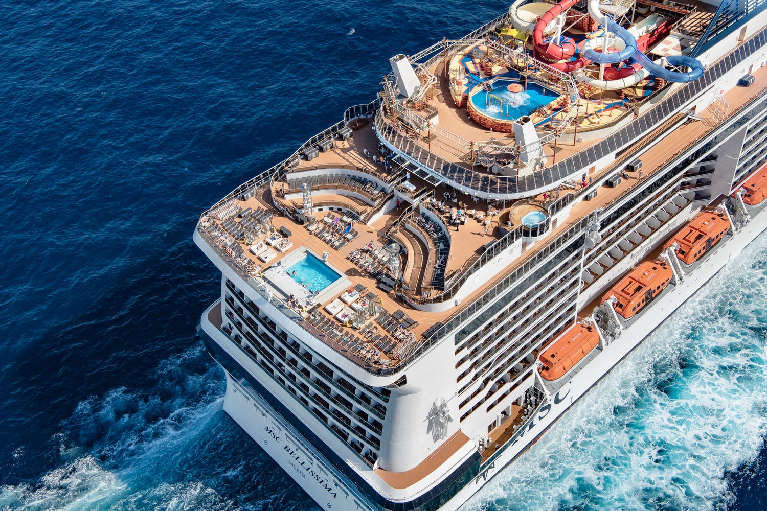 “アジア最優秀クルーズ船”なら豪華内装&エンタメも充実!地中海香る船で日常を忘れる旅路へ