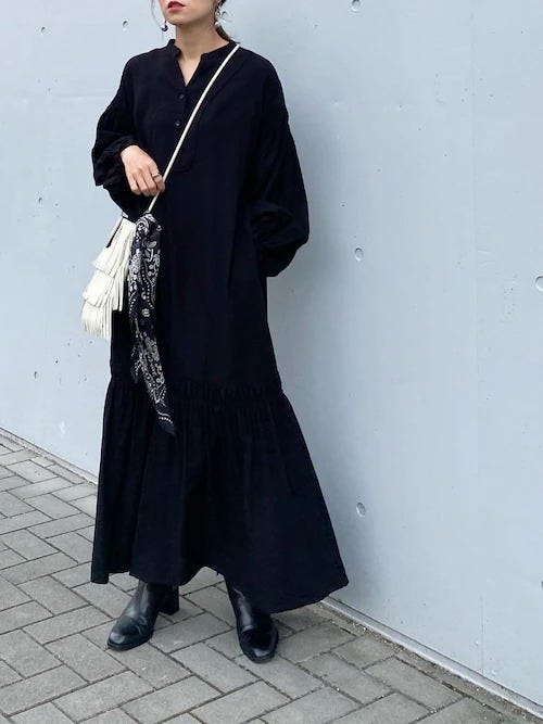 黒コーデ 黒ワンピース
