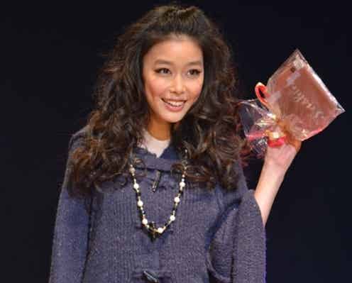 16才の美少女モデル、笑顔の裏に隠された苦悩を涙ながらに告白